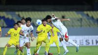 Timnas Malaysia U-17 melawan Timnas Indonesia U-17. (Bola.com/Muhammad Iqbal Ichsan).