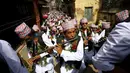 Para umat Buddha memainkan seruling tradisional Nepal saat festival cahaya atau disebut festival Neku Jatra-Mataya di Lalitpur, Nepal (31/8/2015). Selain merayakan festival mereka juga berdoa untuk keluarga dan leluhurnya. (REUTERS/Navesh Chitrakar)