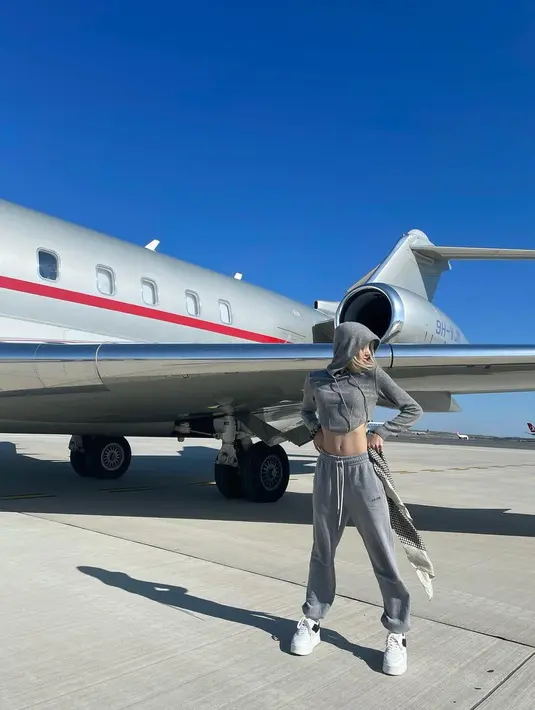 Untuk look sporty casual, gaya Lisa BLACKPINK yang satu ini tak kalah menarik. Padukan cropped hoodie dengan lounge pants dan sneakers putih (Instagram/lalalalisa_m).