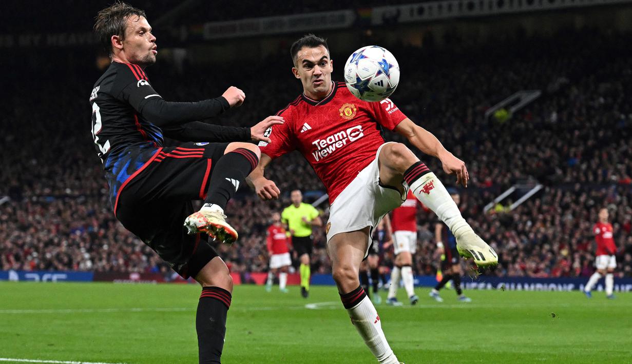 Bek kiri asal Spanyol, Sergio Reguilon yang didatangkan Tottenham Hotspur pada awal musim 2020/2021 dari Real Madrid dengan nilai transfer 30 juta euro saat ini tengah dipinjamkan bersama Manchester United selama semusim hingga akhir musim 2023/2024. Pada musim 2022/2023 ia juga dipinjamkan Spurs ke Atletico Madrid selama semusim. Bersama MU ia telah tampil dalam 11 laga di semua ajang kompetisi. (AFP/Paul Ellis)