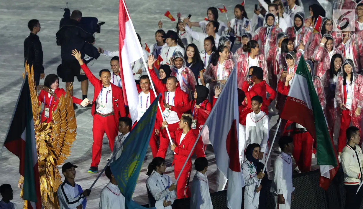 Parade atlet Indonesia saat upacara Penutupan Asian Games 2018 di Stadion Utama Gelora Bung Karno, Jakarta, Minggu (2/9). Hujan yang mengguyur Jakarta tidak menyurutkan semangat para atlet. (Liputan6.com/Helmi Fithriansyah)