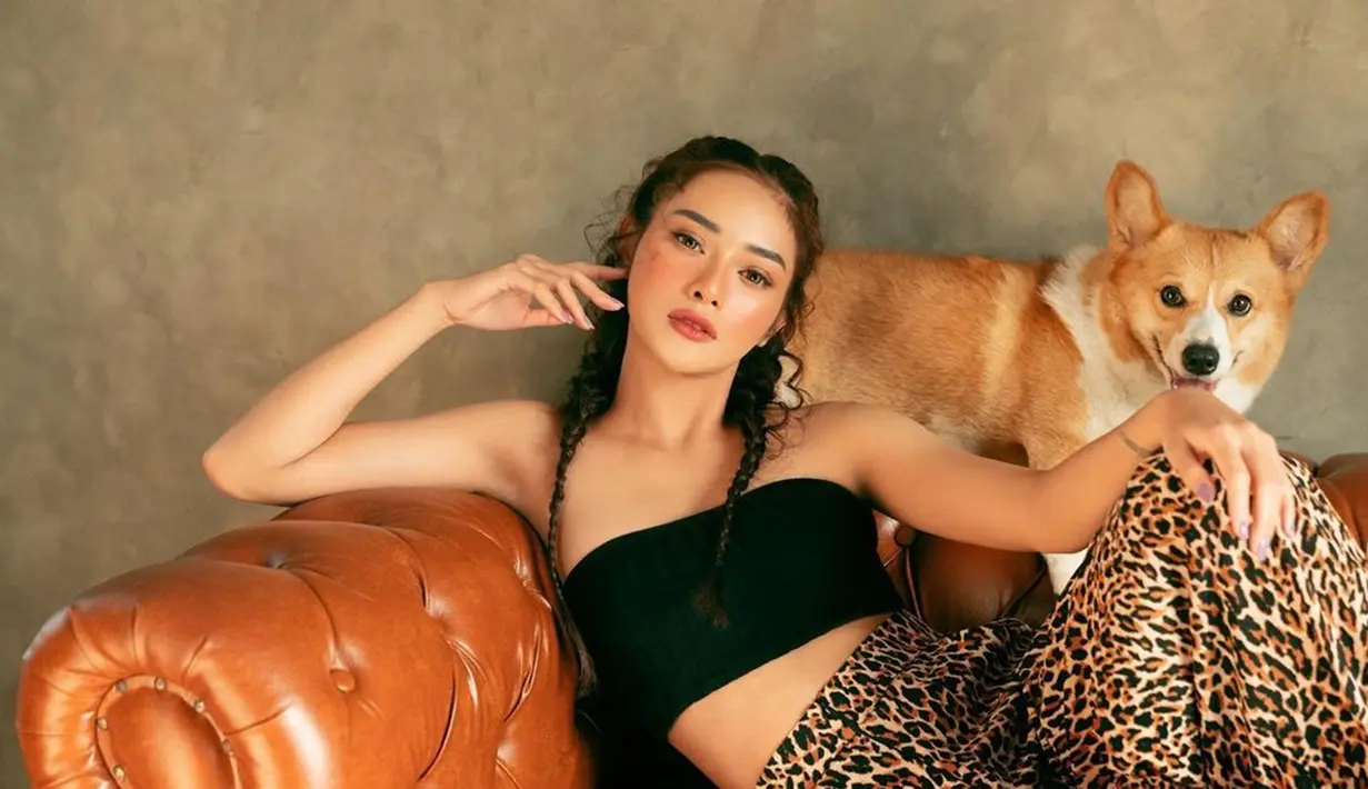 Kenakan crop top kemben dengan celana kulot motif tutul, penampilan Devina Kirana ini simpel tapi memesona. Rambut panjangnya yang dikepang membuat artis berusia 27 tahun ini tampak lebih awet muda bak remaja berusia 17 tahun. Meski tanpa pamer senyum sekalipun, bintang film Roy Kiyoshi: The Untold Story ini tetap menawan. (Liputan6.com/IG/@kiranadevina)