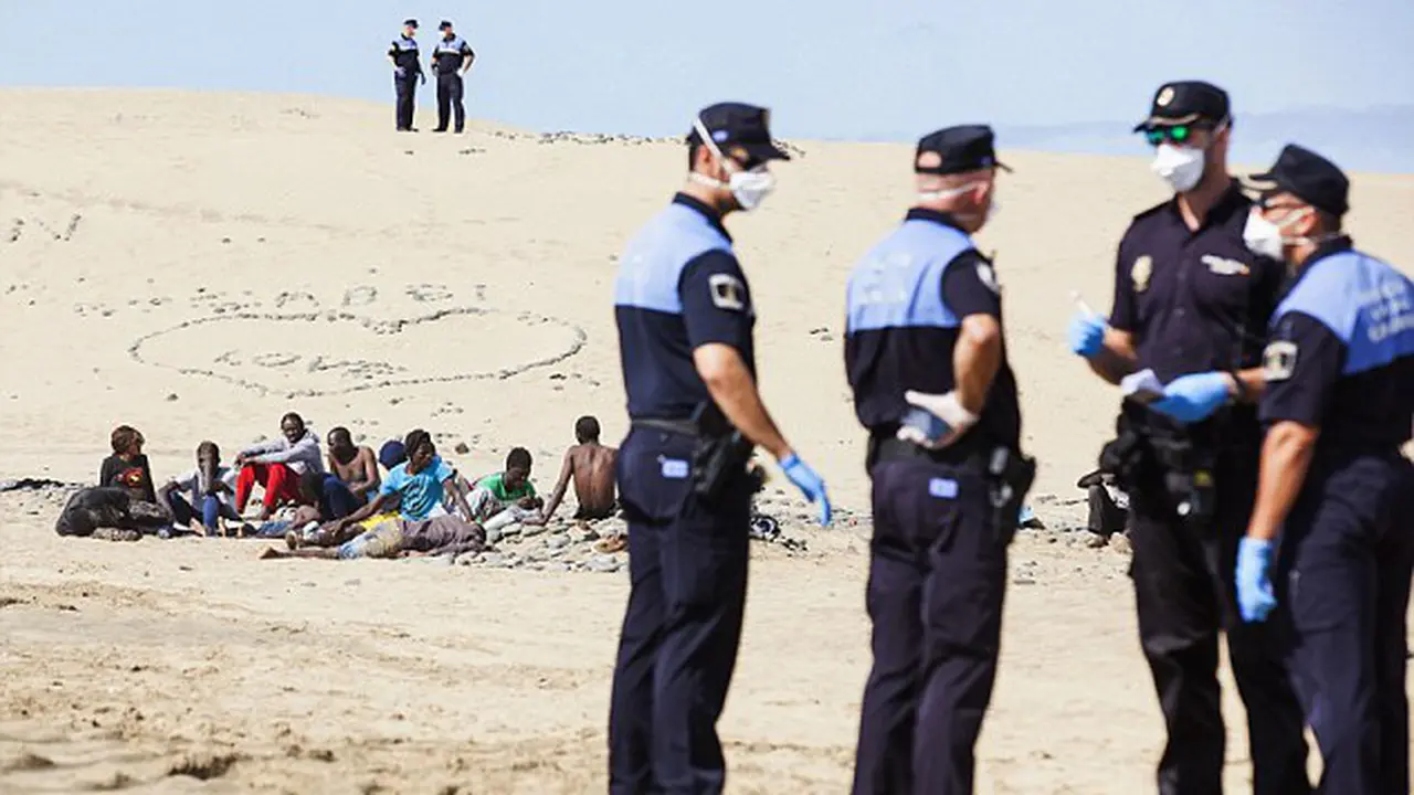 Wisatawan Pantai Panik Lihat Orang Afrika disangka Ebola