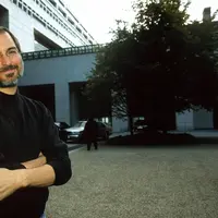 Steve Jobs mengenakan turtleneck hitam ikonisnya, di tahun 1988. Di satu kesempatan, Steve Jobs pernah berkata bahwa ia memiliki cukup banyak pakaian untuk bertahan seumur hidupnya.