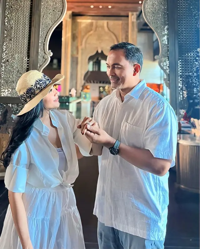 6 Potret Diah Permatasari dan suami rayakan 28 tahun pernikahan, mesranya bak remaja kasmaran