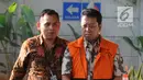 Anggota DPR RI nonaktif Muhammad Romahurmuziy (kanan) tiba di Gedung KPK, Jakarta, Rabu (24/7/2019). Romy diperiksa sebagai tersangka terkait dugaan menerima suap dalam jual beli jabatan di Kemenag Jawa Timur. (merdeka.com/Dwi Narwoko)