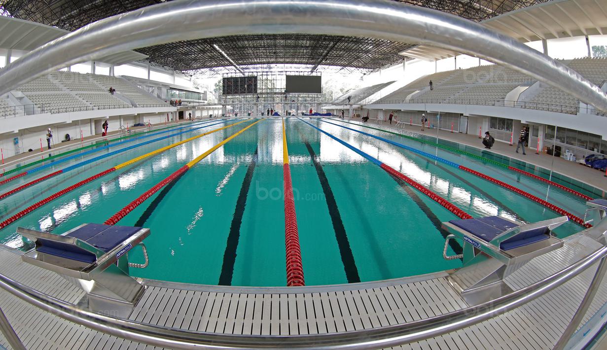Kolam renang yang mengalami perubahan kedalaman saat renovasi di Kawasan Senayan Sport Center, Jakarta (04/10/2017). Pihak FINA juga meminta agar suhu kolam renang dijaga antara 25-28 derajat celcius. (Bola.com/Nicklas Hanoatubun)