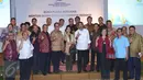 Menteri BUMN, Rini Soemarno berfoto bersama usai acara buka bersama sejumlah pemimpin redaksi media, di Plaza Mandiri, Jakarta, Rabu (22/6). Acara tersebut juga dihadiri sejumlah petinggi perusahaan pelat merah. (Liputan6.com/Angga Yuniar)