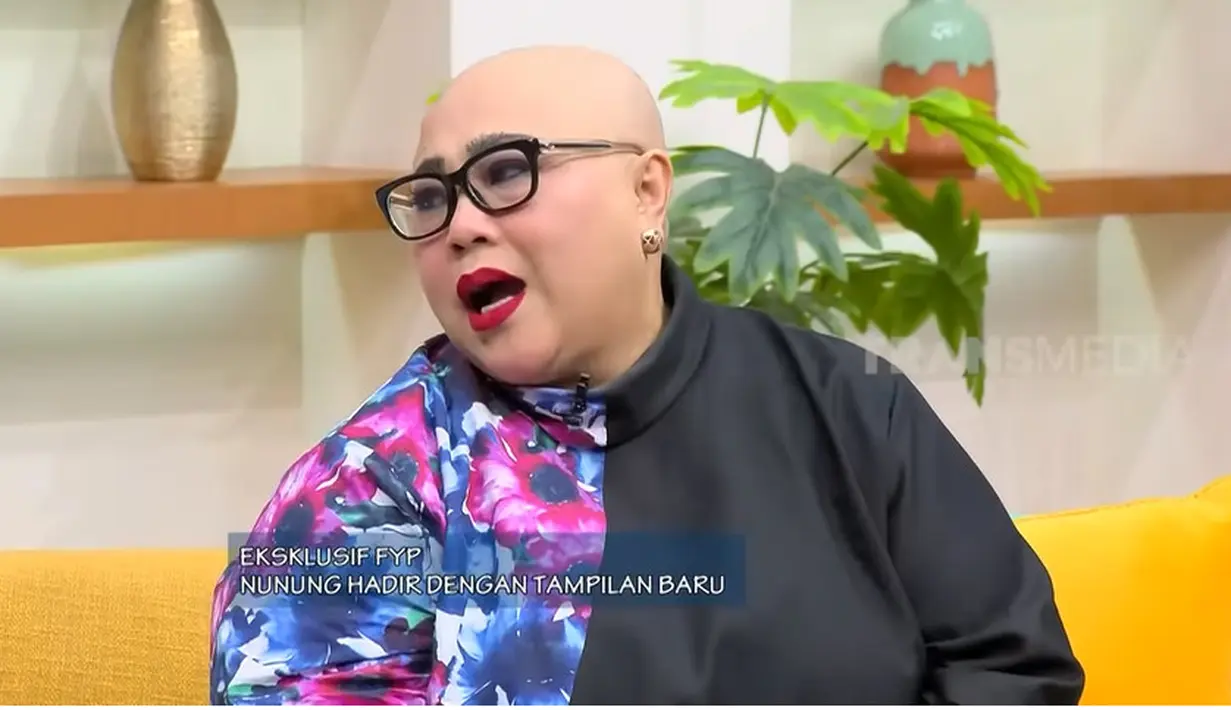 <p>Bahkan, meski sebagai artis populer, Nunung juga tidak mempermasalahkan ketika harus mengantre. [Youtube/TRANS7 OFFICIAL]</p>