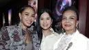Lengkapi busana casual feminin, gaya Annisa Pohan tetap berkelas dengan anting gantung dan kalung berlian [@annisayudhoyono]
