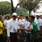 Relawan Ahok-Djarot rapikan taman kota yang rusaka karena demo (Muslim AR/Liputan6.com)