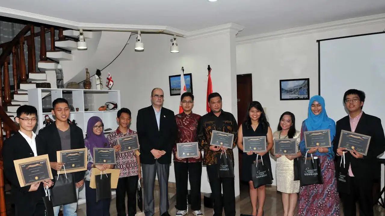 Dubes Republik Georgia, Zurab Aleksidze menyerahkan penghargaan pada pemenang  Mini World Project Essay Competition 2015