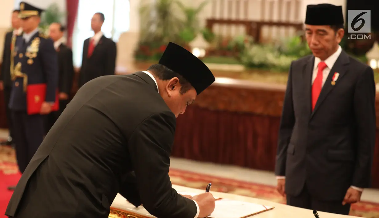 Komjen Syafruddin melakukan penandatanganan saat dilantik menjadi Menteri Pendayagunaan Aparatur Negara dan Reformasi Birokrasi (PANRB) oleh Presiden Joko Widodo atau Jokowi di Istana Negara, Jakarta, Rabu (15/8). (Liputan6/HO/Pian)