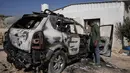 Warga Palestina memeriksa kerusakan di kawasan industri setelah serangan yang dilakukan oleh pemukim Israel pada hari sebelumnya di desa Beit Lid, dekat Tulkarm, di Tepi Barat, Rabu 12 November 2025. (AP Photo/Majdi Mohammed)