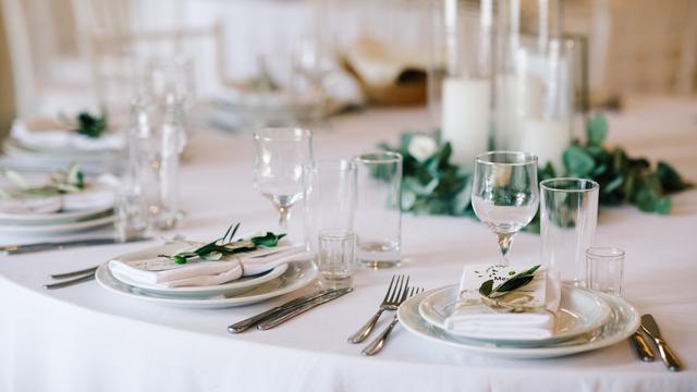 Ilustrasi table manner