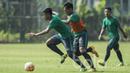 Gelandang Timnas Indonesia U-22, Arsyad Yusgiantoro, berusaha melewati Hanif Sjahbandi saat latihan di Lapangan SPH Karawaci, Banten, Kamis (20/4/2017). (Bola.com/Vitalis Yogi Trisna)
