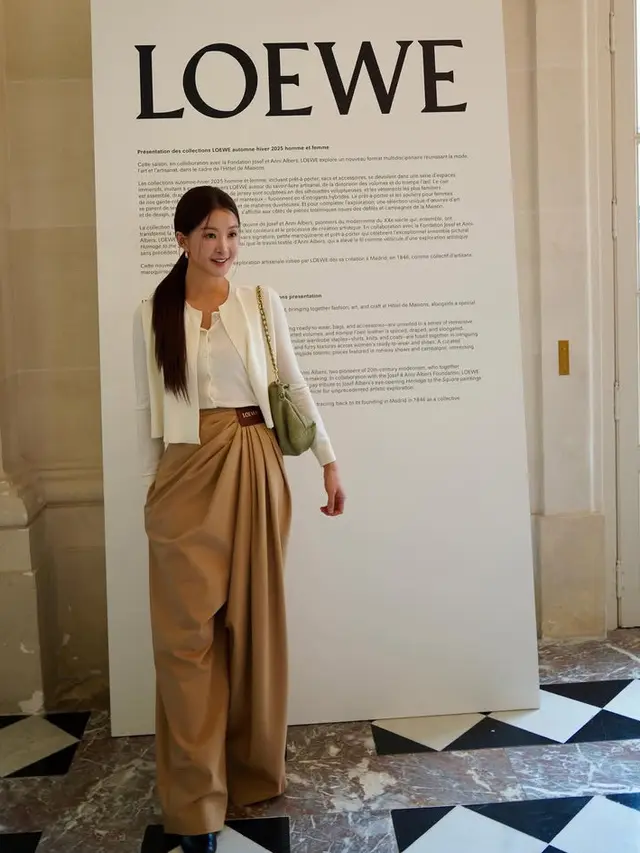 Gaya Stylish Lee Si Young saat Berada di Paris. [@leesiyoung38]