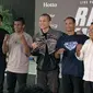 Ongen Saknosiwi (kedua kiri) balal comeback dalam gelaran Byom Combat Showbiz Vol. 3 yang digelar pada 22 Juni 2024. (Liputan6.com/Melinda Indrasari)