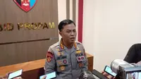Kepala Bidang Propam Kombes Johanes Setiawan memberikan keterangan pers soal setoran bawahan ke atasan di Brimob Polda Riau. (Liputan6.com/M Syukur)