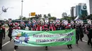 Massa aksi yang tergabung dalam Serikat Pekerja Indonesia (KSPI) membawa spanduk dan poster saat unjuk rasa di kawasan Patung Kuda, Jakarta, Rabu (16/12/2020). Dalam aksinya menyuarakan penolakan kaum buruh terhadap omnibus law UU Cipta Kerja. (Liputan6.com/Faizal Fanani)