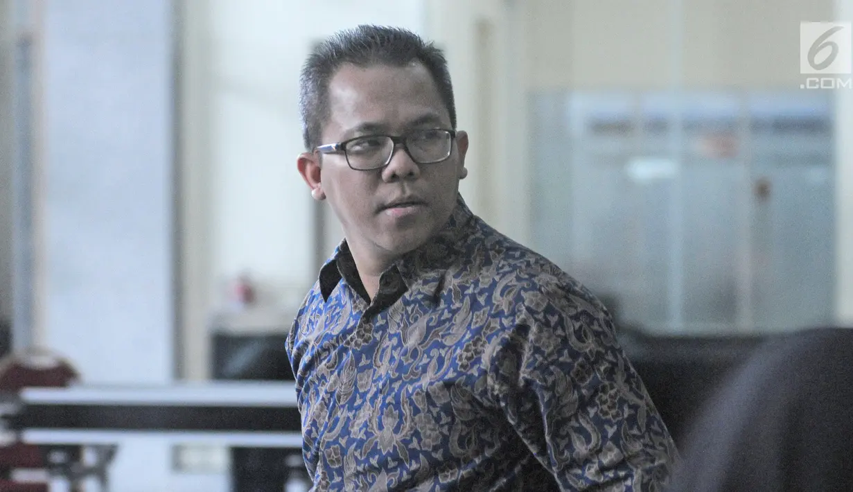 Vice President of Investor Relations and Corporate Secretary PT Garuda Indonesia Hengki Heriandono seusai pemeriksaan di gedung KPK, Jakarta, Rabu (31/1). Hengki diperiksa sebagai saksi atas tersangka Emirsyah Satar. (Liputan6.com/Herman Zakharia)