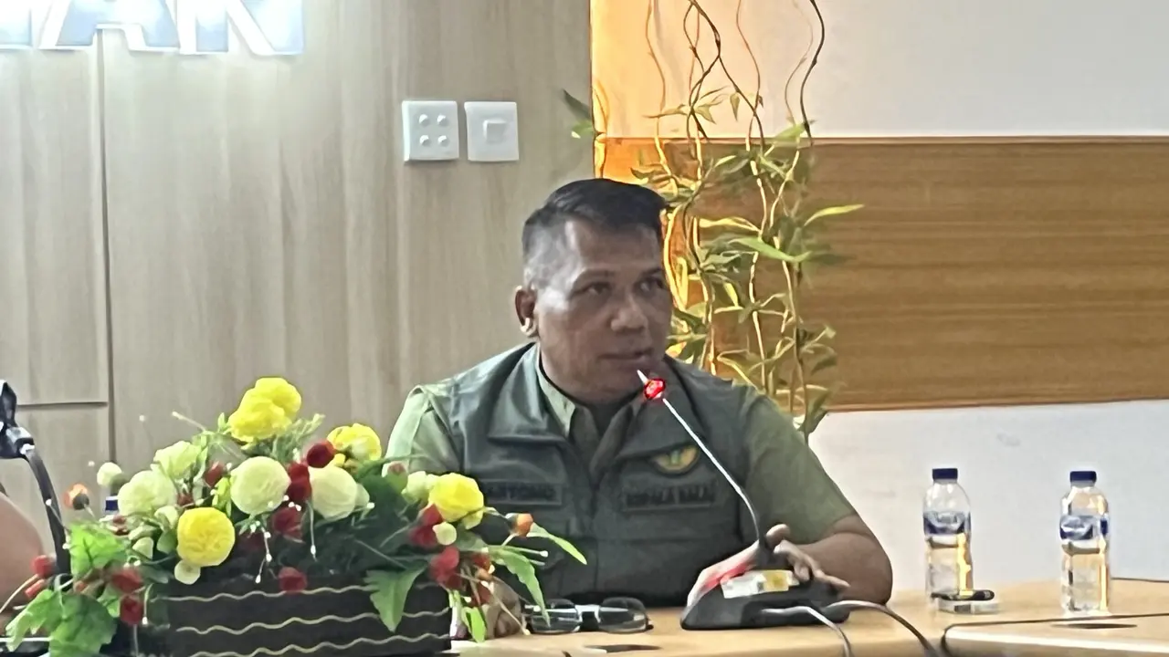 Kepala Balai Konservasi Sumber Daya Alam (KSDA) Sumatra Barat, Hartono di Posko Penanggulangan Bencana Banjir Kementerian Kehutanan (Kemenhut) di Padang.