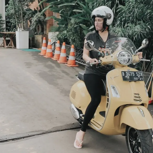 Hobi Naik Motor, Ini 6 Potret Aura Kasih saat Kendarai Vespa hingga Moge
