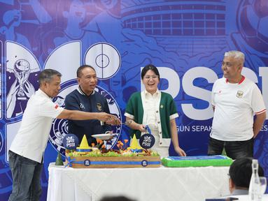 Wakil Ketua Umum I PSSI, Zainuddin Amali (tengah kiri), Wakil Ketua Umum II PSSI, Ratu Tisha (tengah kanan), Sekjen PSSI, Yunus Nusi (kiri), dan Exco PSSI, Ahmad Riyadh (kanan) melakukan potong tumpeng dalam perayaan ulang tahun PSSI yang ke-69 di Stadion Gelora Delta, Sidoarjo, Jawa Timur, Minggu (19/04/2026). (Bola.com/M Iqbal Ichsan)
