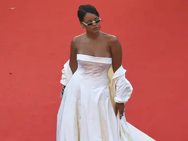 Penyanyi pop Rihanna saat menghadiri pemutaran film 'Okja' pada Festival Film Cannes ke-70 di Cannes, Prancis selatan. (AFP Photo/Antonin Thuillier)