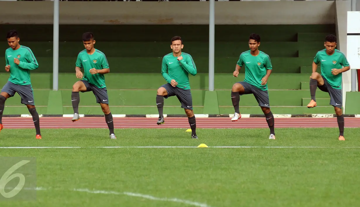 Calon pemain Timnas Indonesia U-19 melakukan pemanasan jelang latihan seleksi di lapangan Atang Sutresna, Jakarta, Kamis (23/3). 35 pesepakbola muda Indonesia mengikuti latihan seleksi Timnas U-19. (Liputan6.com/Helmi Fithriansyah)