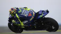 Aksi Valentino Rossi, pembalap Movistar Yamaha, jelang balapan MotoGP Argentina 2017 di Sirkuit Autodromo Termas de Rio Hondo. (JUAN MABROMATA / AFP)