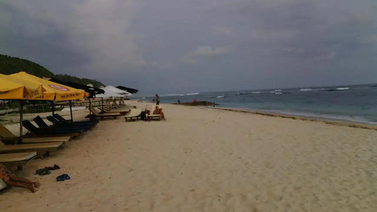 Nikmatnya Bersantai di Surga Tersembunyi Pandawa Beach
