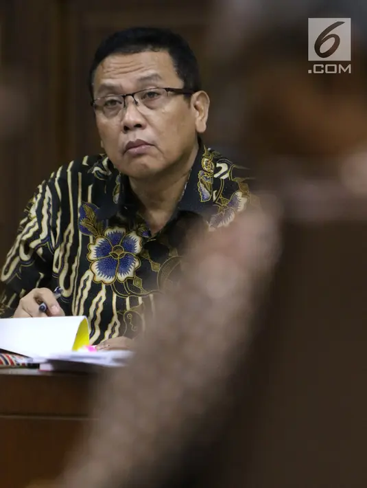 Terdakwa korupsi pengadaan dan pelaksanaan pembangunan kampus IPDN Sumbar di Kab Agam TA 2011, Dudy Jocom menyimak keterangan saksi aat menjalani sidang lanjutan di Pengadilan Tipikor Jakarta, Rabu (5/9). (Liputan6.com/Helmi Fithriansyah)