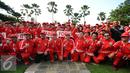 Gubernur DKI Jakarta, Basuki Tjahaja Purnama (kelima kiri) berpose bersama kontingen atlet yang akan berlaga di Pekan Olahraga Nasional XIX Jabar, Balaikota Jakarta, Rabu (7/9/2016). DKI Jakarta menerjunkan 1.258 atlet. (Liputan6.com/Helmi Fithriansyah)