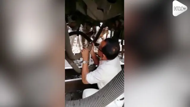 VIDEO: Rekaman Pekerja Terbawa Saat Periksa Bawah Kereta