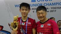 Kunlavut Vitidsarn (kiri) rayakan kemenangan di Kejuaraan Dunia Junior 2017. (Liputan6.com/Switzy Sabandar)