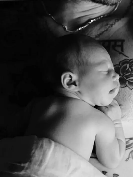 Di unggahan pertamanya, Behati menuliskan caption “Kata-kata tidak bisa menggambarkan Dusty Rose Levine 9/21/16”. (Instagram/Behatiprinsloo)