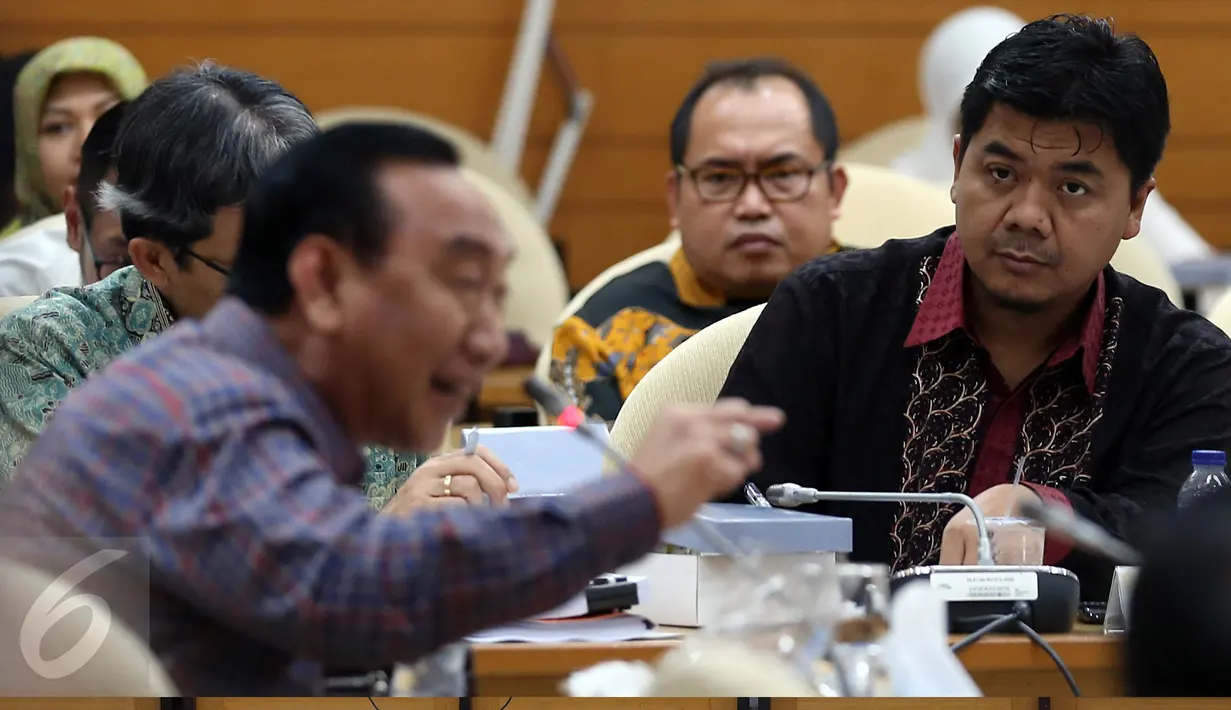 Ketua KPU Juri Ardiantoro (kanan) menyimak rapat dengan Pansus RUU Pemilu di Komplek Parlemen, Senayan, Jakarta, Rabu (7/12). Pansus RUU Pemilu meminta masukan mengenai Rancangan UU Pemilu. (Liputan6.com/Johan Tallo)
