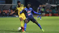 Pemain belakang Barito Putera, Doni Monim ketika mengawal gelandang Arema, Makan Konate dalam laga lanjutan Shopee Liga 1 2019 di Stadion Kanuruhan, Malang, Senin (19/8/2019). (Bola.com/Iwan Setiawan)