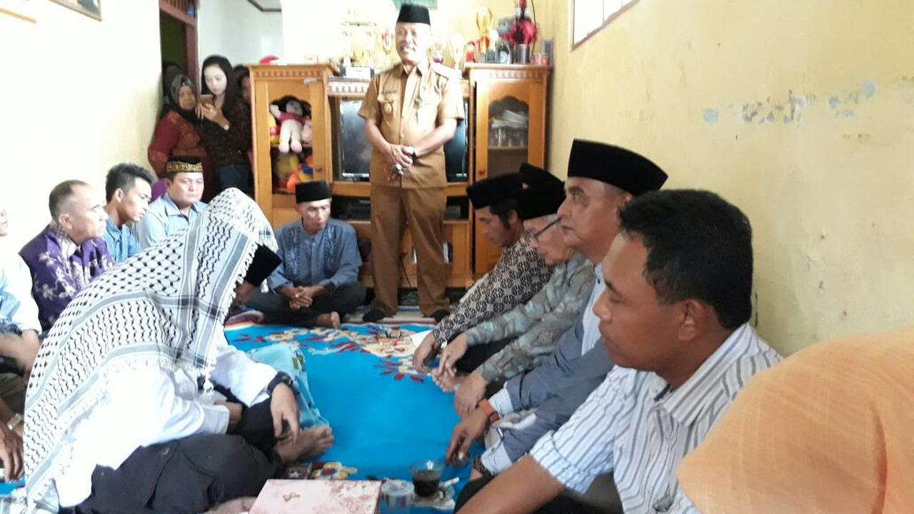 Dua sejoli korban main hakim sendiri warga Sukamulya, Cikupa Kabupaten Tangerang, karena dituduh mesum akhirnya menikah.