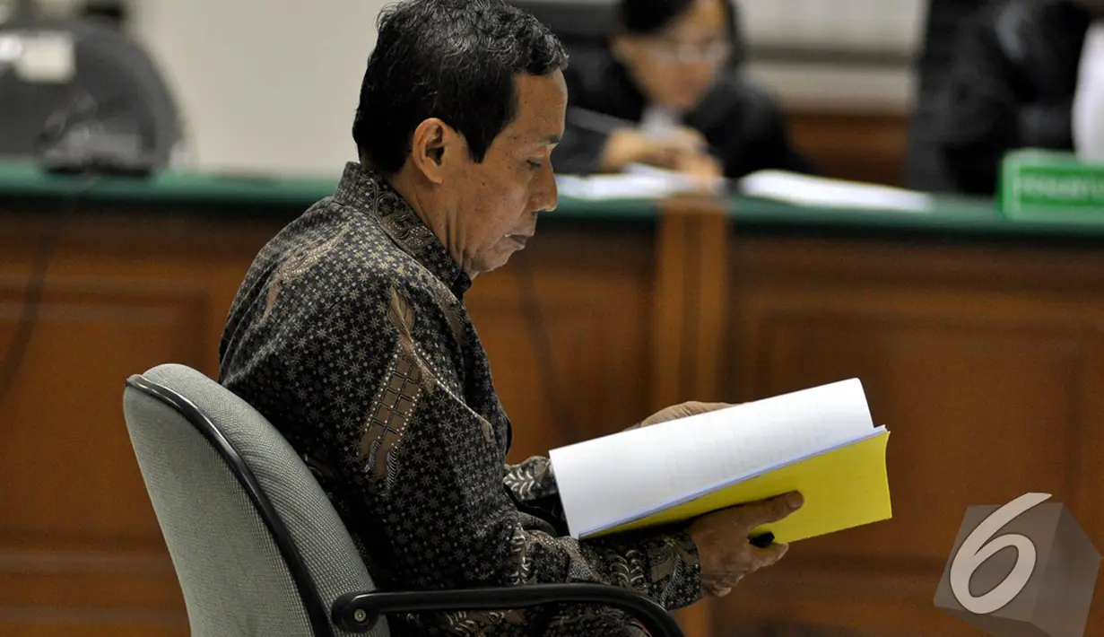 Tafsir Nurchamid bersiap-siap menjalani sidang lanjutan di Pengadilan Tipikor, Jakarta, Rabu (19/11/2014). (Liputan6.com/Miftahul Hayat)