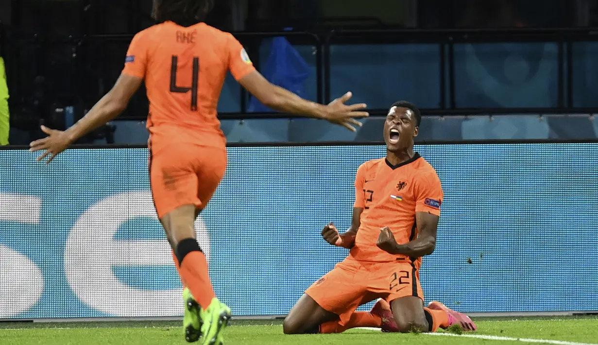 Gol penentu tiba pada menit ke-85 ketika umpan terobosan apik Nathan Ake berhasil dituntaskan oleh Dumfries. Skor berubah menjadi 3-2 dan bertahan hingga akhir pertandingan. Belanda berhasil memenangkan pertandingan dan menjadi peringkat dua klasemen sementara Grup C. (Foto: AFP/Pool/John Thys)