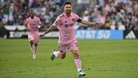 Pemain Inter Miami, Lionel Messi melakukan selebrasi setelah mencetak gol ke gawang Philadelphia Union pada laga Piala Liga 2023 di Subaru Park, Chester, Pennsylvania, 15 Agustus 2023. (AFP/Angela Weiss)