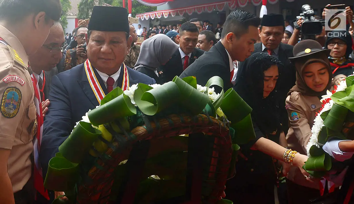 Ketua Yayasan Pendidikan Bung Karno Rachmawati Soekarnoputri dan Bakal Capres Prabowo Subianto memberi karangan bunga di depan patung Soekarno usai Upacara Upacara HUT ke-73 RI di UBK, Jakarta, Jumat (17/8). (merdeka.com/imam buhori)