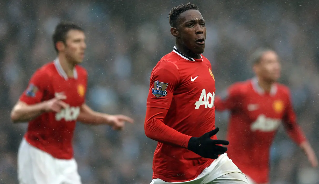 Pemain Manchester United, Danny Welbeck melakukan selebrasi setelah mencetak gol kedua timnya ke gawang Manchester City pada laga putaran ketiga Piala FA 2011/2012 yang berlangsung di Etihad Stadium, Manchester, 8 Januari 2012. Setan Merah menang dengan skor 3-2. (AFP/Paul Ellis)
