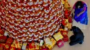 Staff menyusun bingkisan kado di bawah pohon Natal dari boneka beruang teddy di lobi sebuah hotel di Bangalore, India, Rabu (28/11). Ratusan boneka beruang disusun sedemikian rupa hingga membentuk pohon natal cantik. (MANJUNATH KIRAN / AFP)