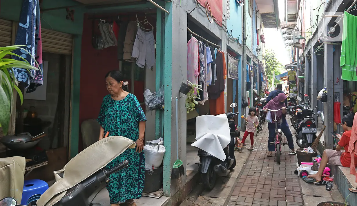 Aktivitas warga di kawasan Petogogan, Jakarta, Selasa (2/03/2021). Data 21 Februari 2021, DKI Jakarta berhasil keluar dari zona merah Covid-19 yang dilaporkan Satuan Tugas Penanganan Covid-19 melalui covid19.go.id, pada Selasa (2/3/2021) dan diperbarui secara mingguan. (Liputan6.com/Herman Zakharia)
