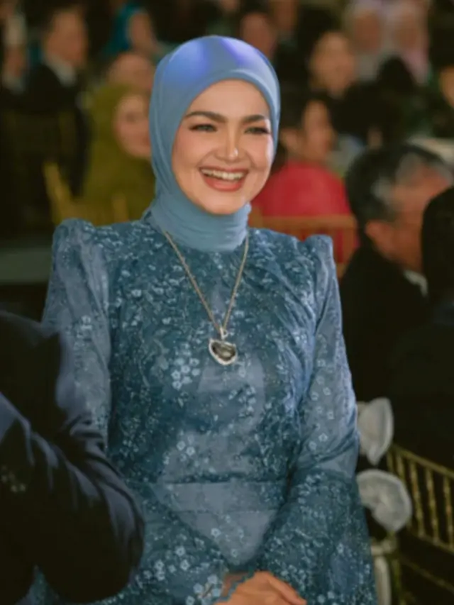 Makeup Siti Nurhaliza di pernikahan anak sambungnya. [@_azizulazman]