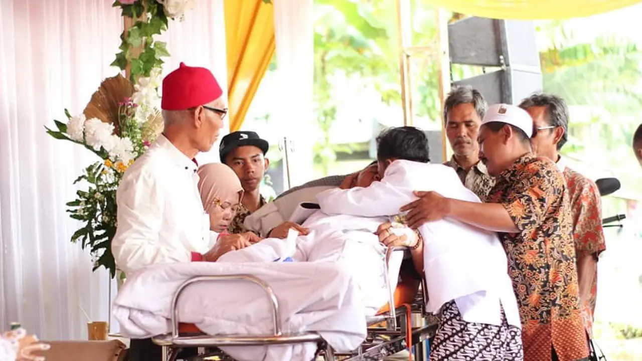 Momen kedatangan sang ayah ke pernikahan disambut haru oleh pengantin.