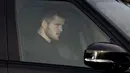 Gelandang Tottenham Hotspur, Eric Dier berada di dalam mobil saat tiba untuk mengikuti sesi latihan pertama pelatih Jose Mourinho di Enfield, Inggris (20/11/2019). Tottenham mengontrak Mourinho hingga musim panas 2023. (AP Photo/Matt Dunham)